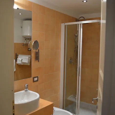 Costantinapoli 27 4* Nápoly